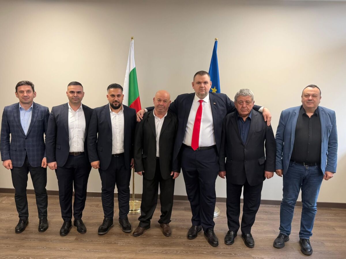 Пеевски напуска страната в края на месеца! 10 кметове на ДПС накуп искат смяната му от шефския пост! %% Пеевски напуска страната в края на месеца! 10 кметове на ДПС накуп искат смяната му от шефския пост!
