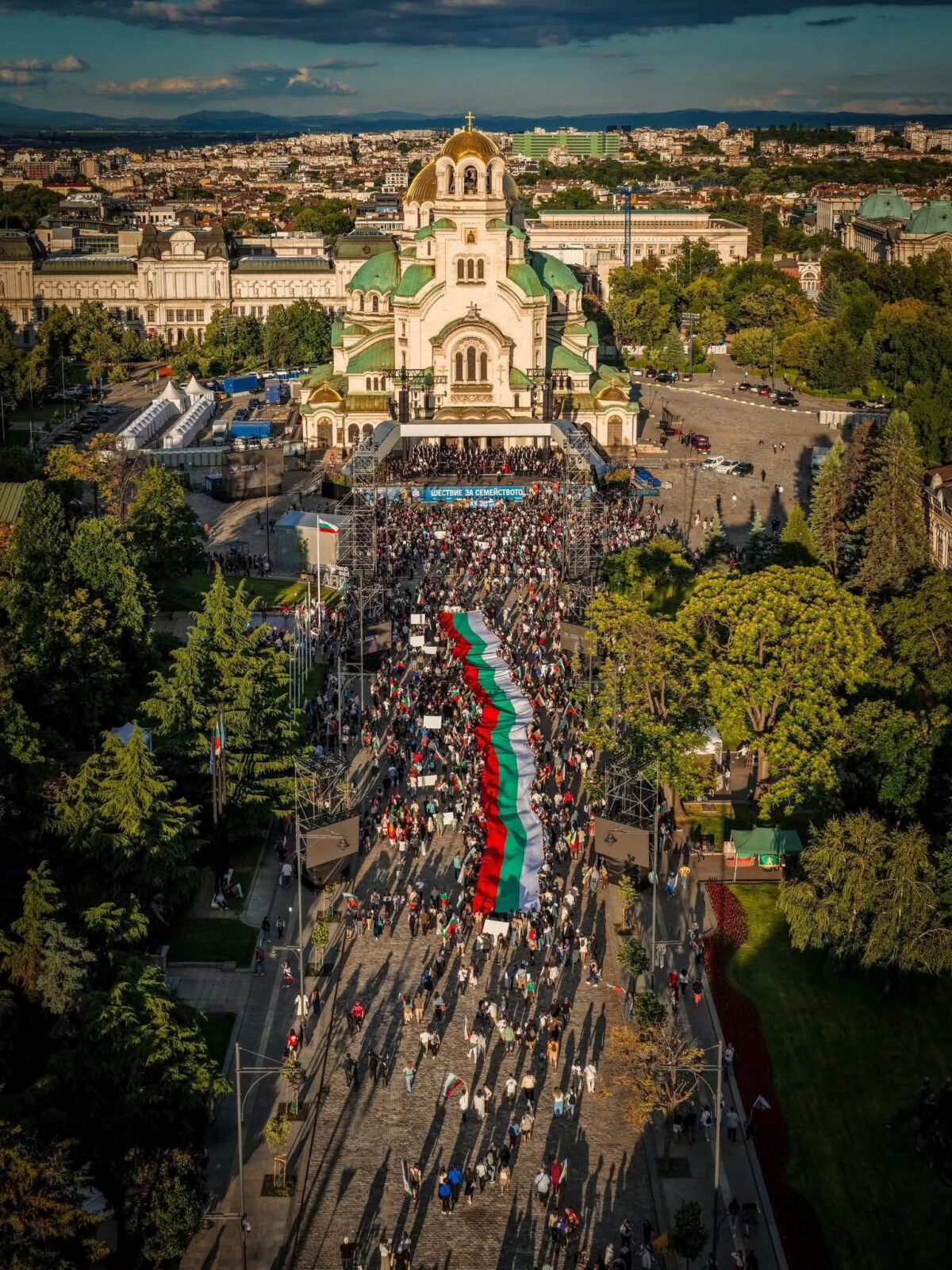 %% Прайдът с Дара и Шествието на Семейството с Княгинята - генерална репетиция на армиите за изборите през есента! (Снимки)
