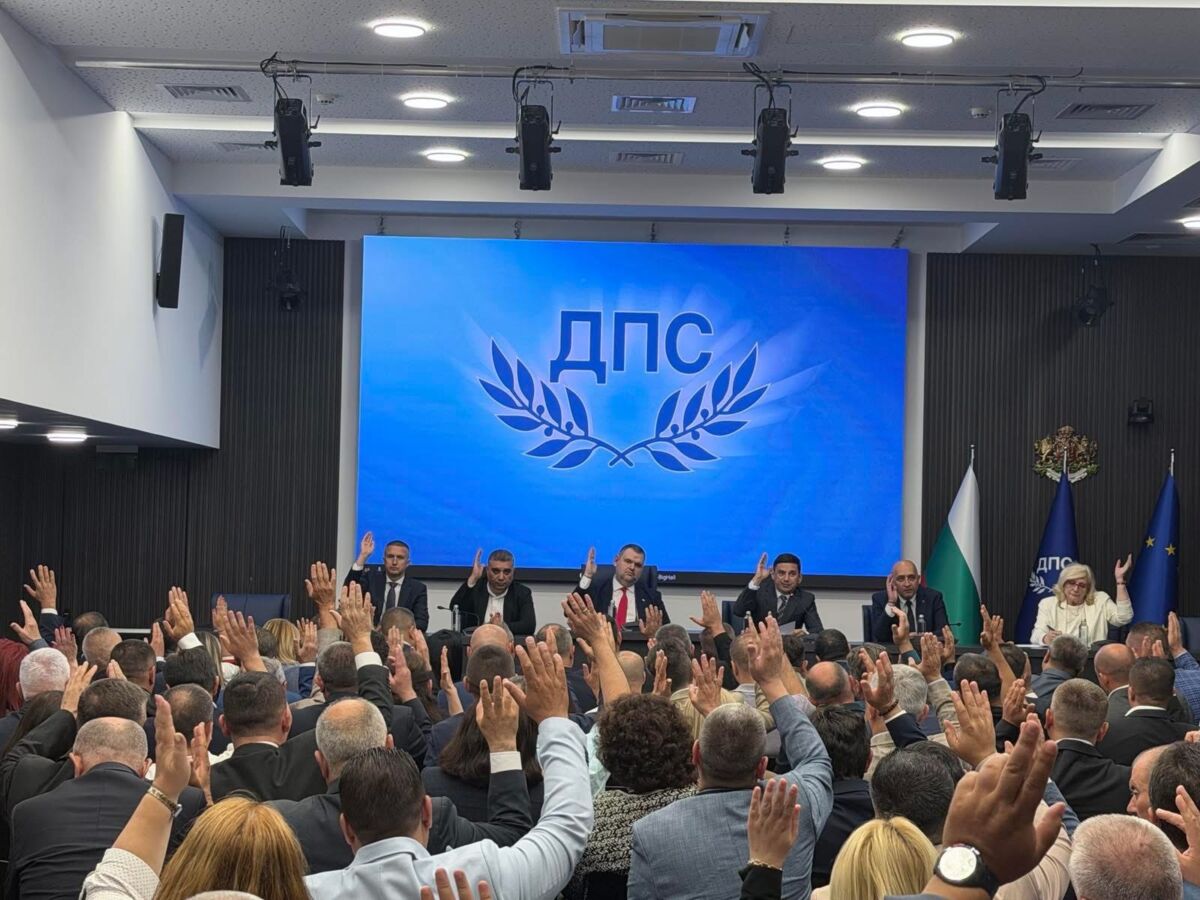 На изпроводяк Пеевски метна няколко ветерани от ДПС под автобуса %% На изпроводяк Пеевски метна няколко ветерани от ДПС под автобуса