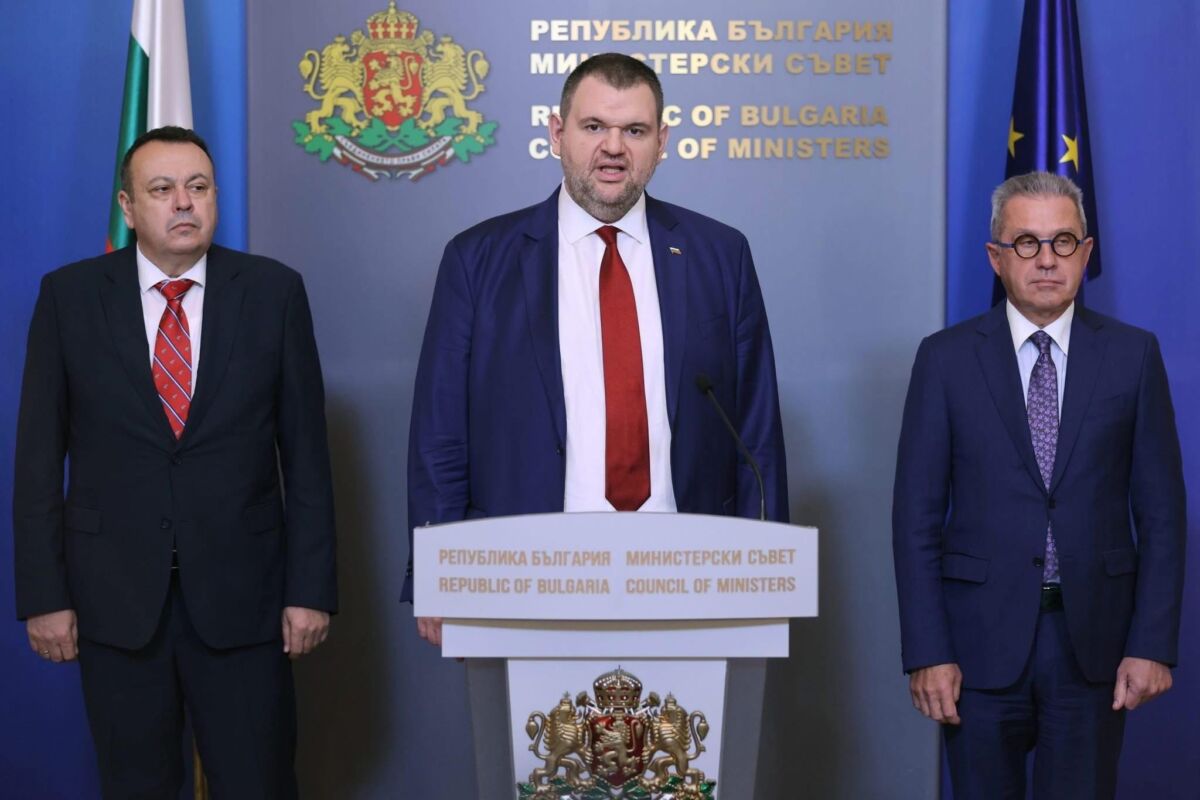 На изпроводяк Пеевски метна няколко ветерани от ДПС под автобуса %% На изпроводяк Пеевски метна няколко ветерани от ДПС под автобуса