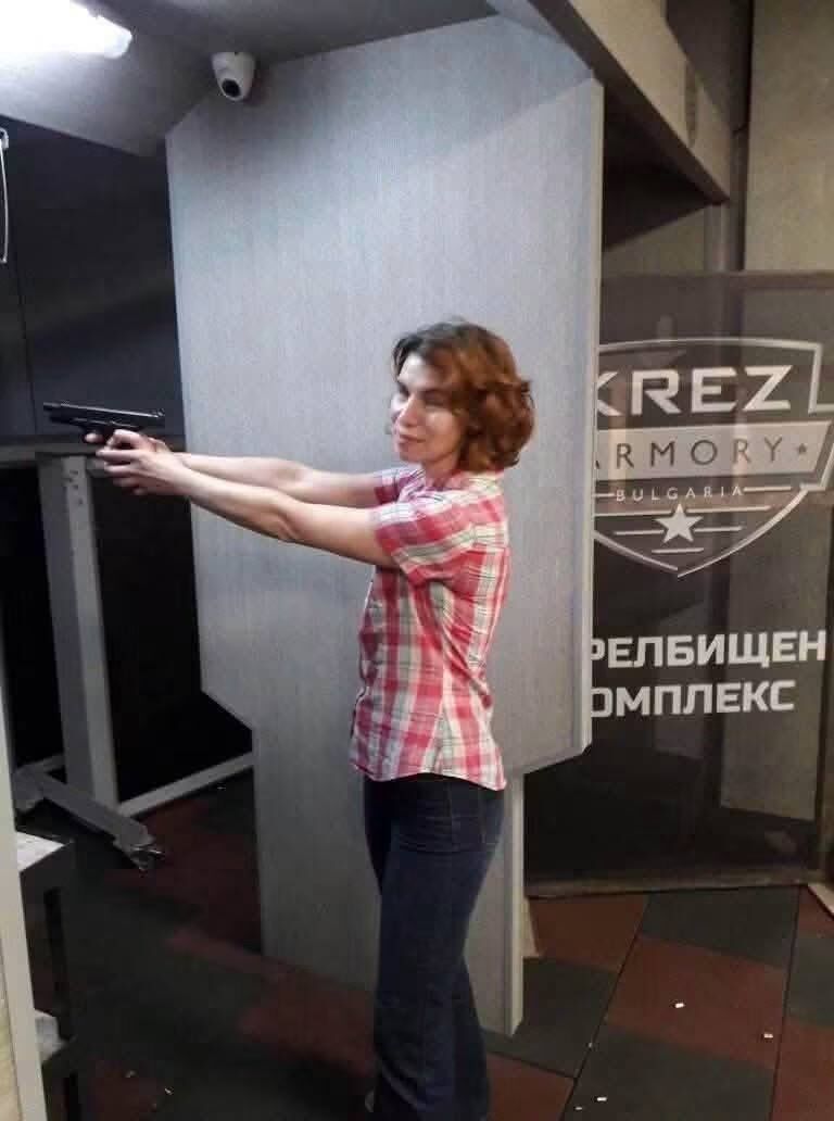 Нови подробности за 17-годишната, свързвана с убийството на Георги Кузев: редовна ученичка и дъщеря на бивша учителка (Брутална СНИМКА) %% Нови подробности за 17-годишната, свързвана с убийството на Георги Кузев: редовна ученичка и дъщеря на бивша учителка (Брутална СНИМКА)