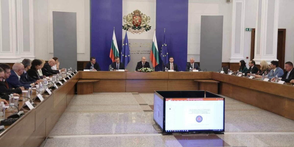 %% Румен Радев има за категорична цел да извади България от “сивия списък” на позора за пране на пари, в който я набутаха Борисов и сглобките му