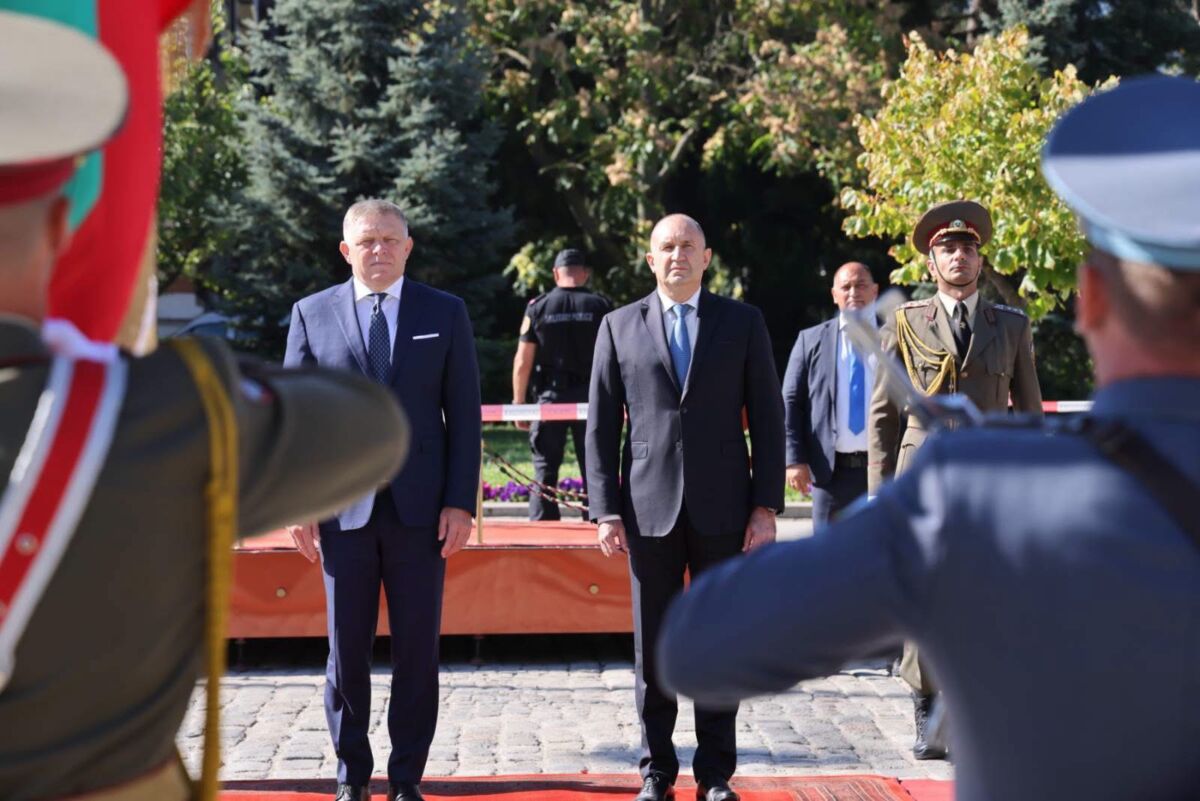 %% 10 години по-късно Румен Радев посрещна Роберт Фицо отново в София: Войната в Украйна няма военно решение!