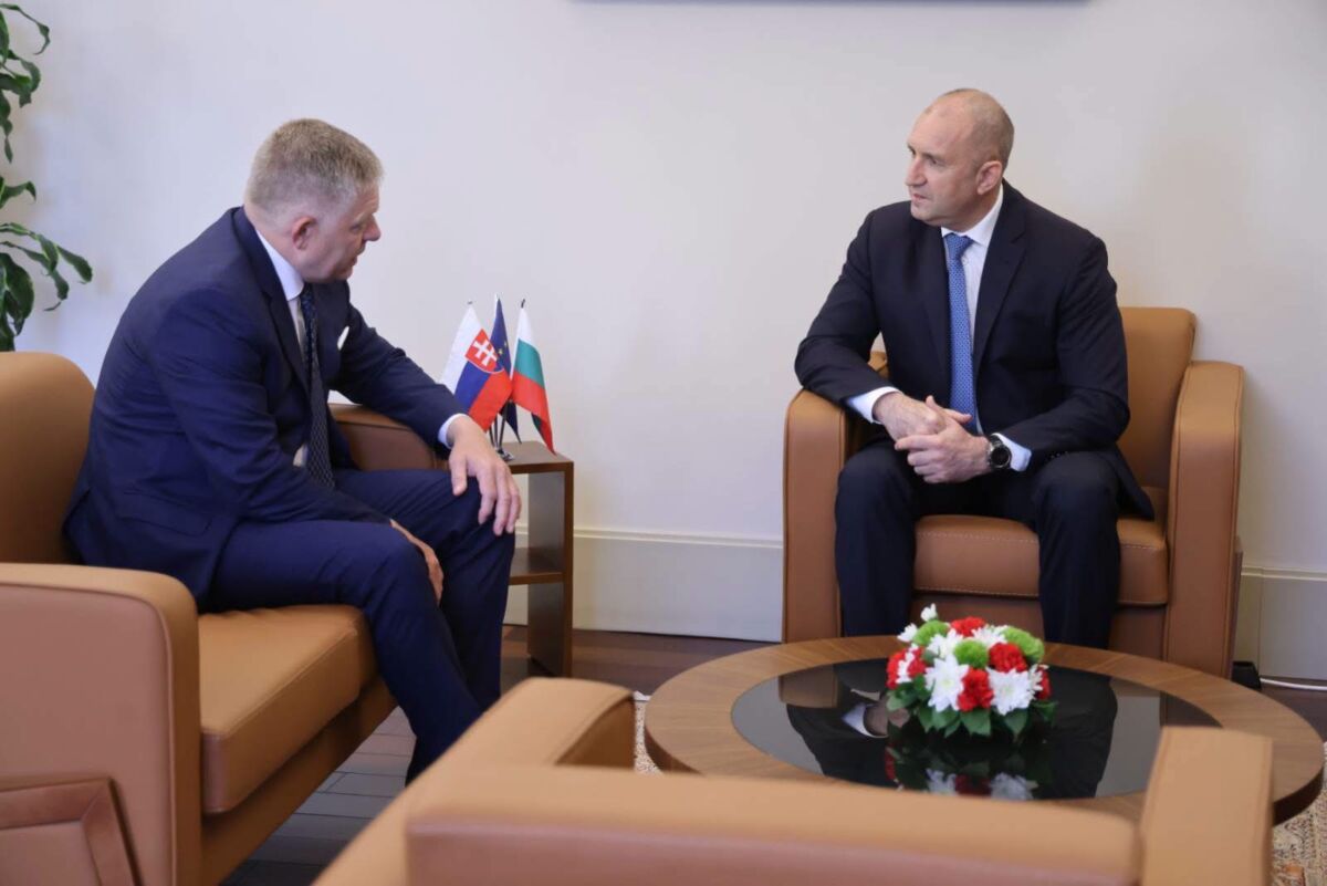 %% 10 години по-късно Румен Радев посрещна Роберт Фицо отново в София: Войната в Украйна няма военно решение!