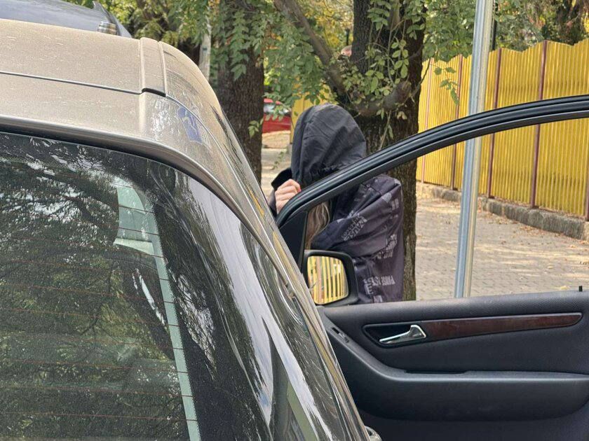 Арестуваха млада майка на 2 деца, докато продава тежки наркотици пред детска градина посред бял ден! (Снимки) %% Арестуваха млада майка на 2 деца, докато продава тежки наркотици пред детска градина посред бял ден! (Снимки)