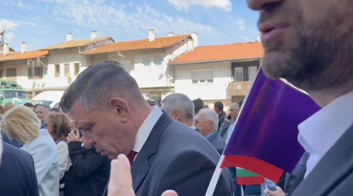 %% Скандално: Пиари на Гюров и Кандев заглушават с музика от айфоните си неудобни въпроси на журналисти