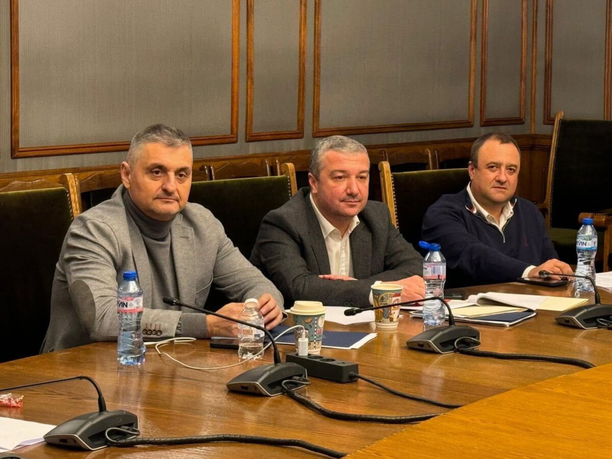 ГЕРБ, а га ядохте кифтетата с БСП преди две години, тогава що не ревахте, че някой ви е предал? %% ГЕРБ, а га ядохте кифтетата с БСП преди две години, тогава що не ревахте, че някой ви е предал?