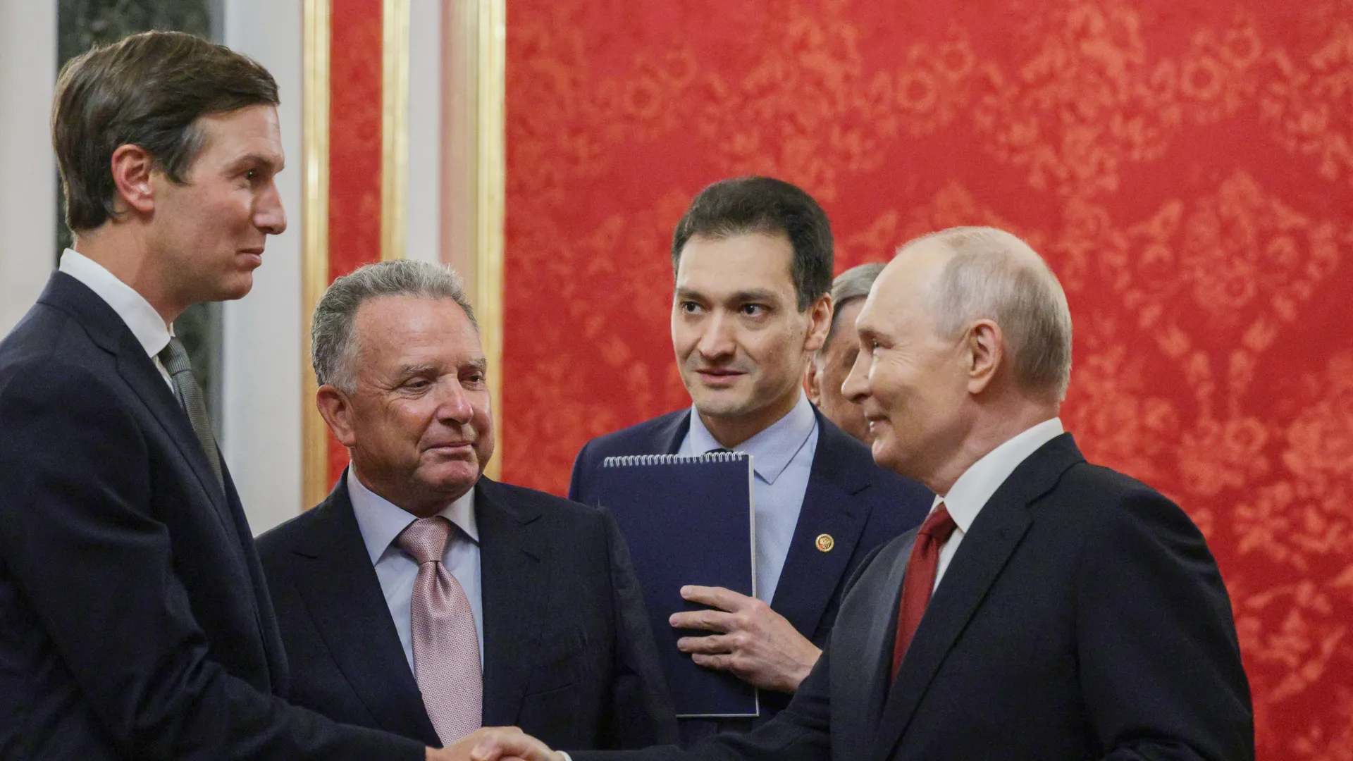Путин говори три часа с пратениците на Тръмп в Кремъл и обяви тридневно примирие с Украйна %% Путин говори три часа с пратениците на Тръмп в Кремъл и обяви тридневно примирие с Украйна