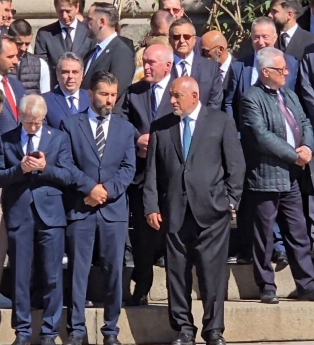 Шофьорът на Царя събра старата Сглобка на жълтите павета пред Двореца за царско погребение %% Шофьорът на Царя събра старата Сглобка на жълтите павета пред Двореца за царско погребение