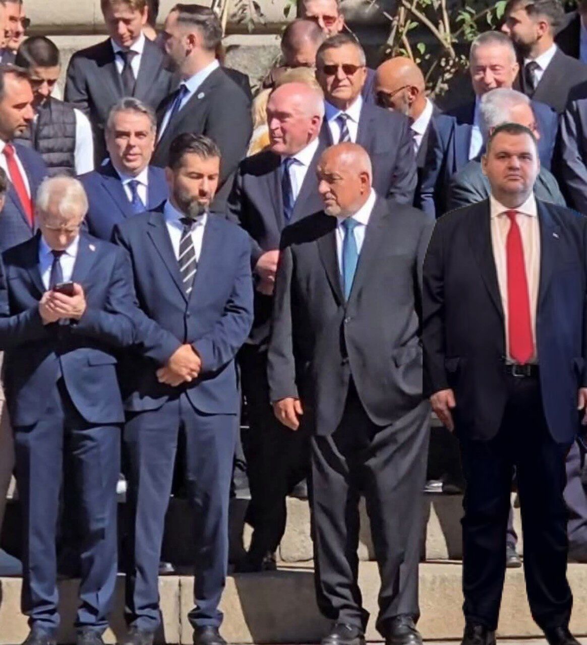 Шофьорът на Царя събра старата Сглобка на жълтите павета пред Двореца за царско погребение %% Шофьорът на Царя събра старата Сглобка на жълтите павета пред Двореца за царско погребение