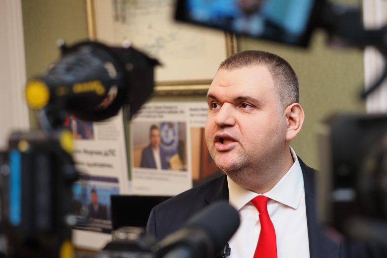 %% Цялата Сглобка срещу Румен Радев! Пеевски: Той носи цялата отговорност за всичко, което се случва в държавата, за дроновете и за президента