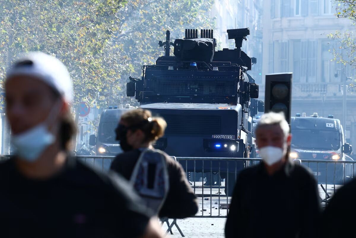 %% Париж гори! Милиони излязоха на брутални протести по улиците на Франция и Европа