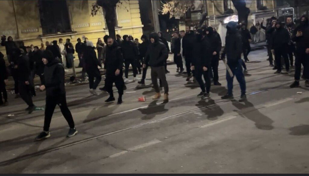%% Сглобката опря до футболните хулигани и агитките за нов протест по “Парижки” сценарий