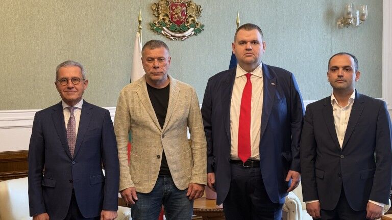 Любим кмет на Пеевски от снимките под герба подаде оставка само ден след старта на “Щит за хората”! %% Любим кмет на Пеевски от снимките под герба подаде оставка само ден след старта на “Щит за хората”!
