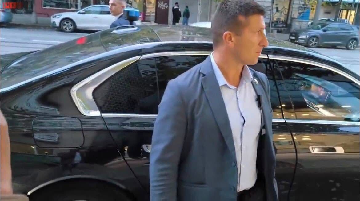 %% Двойна провокация от тези, които диктуват едноврменно в слушалките на Колтуклиева и на охранителя от НСО