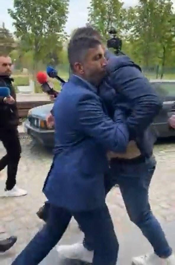 %% Двойна провокация от тези, които диктуват едноврменно в слушалките на Колтуклиева и на охранителя от НСО